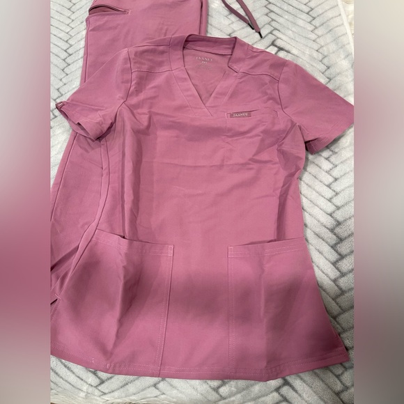 Mauve Jaanuu scrub set with jogger pants (XXS top, S pants) - Picture 3 of 9